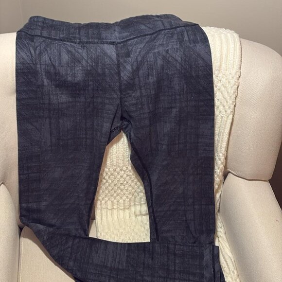 High-Waisted Graphite Pattern Leggings - Picture 2 of 7